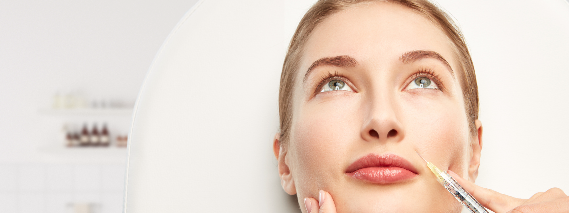 Para Eleva, la estrategia de redes sociales se enfoca en resaltar la innovación y eI cuidado personalizado que ofrece en cada uno de sus tratamientos. La presencia digital de la marca refleja un compromiso con la excelencia en medicina estética, donde cada publicación busca conectar con el cliente a través de resultados visibles y experiencias placenteras. Los colores, el tono cercano y el enfoque en el bienestar permiten que Eleva transmita confianza y exclusividad en cada interacción.