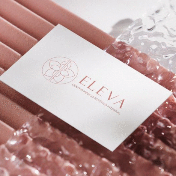 Para Eleva, la estrategia de redes sociales se enfoca en resaltar la innovación y eI cuidado personalizado que ofrece en cada uno de sus tratamientos. La presencia digital de la marca refleja un compromiso con la excelencia en medicina estética, donde cada publicación busca conectar con el cliente a través de resultados visibles y experiencias placenteras. Los colores, el tono cercano y el enfoque en el bienestar permiten que Eleva transmita confianza y exclusividad en cada interacción.